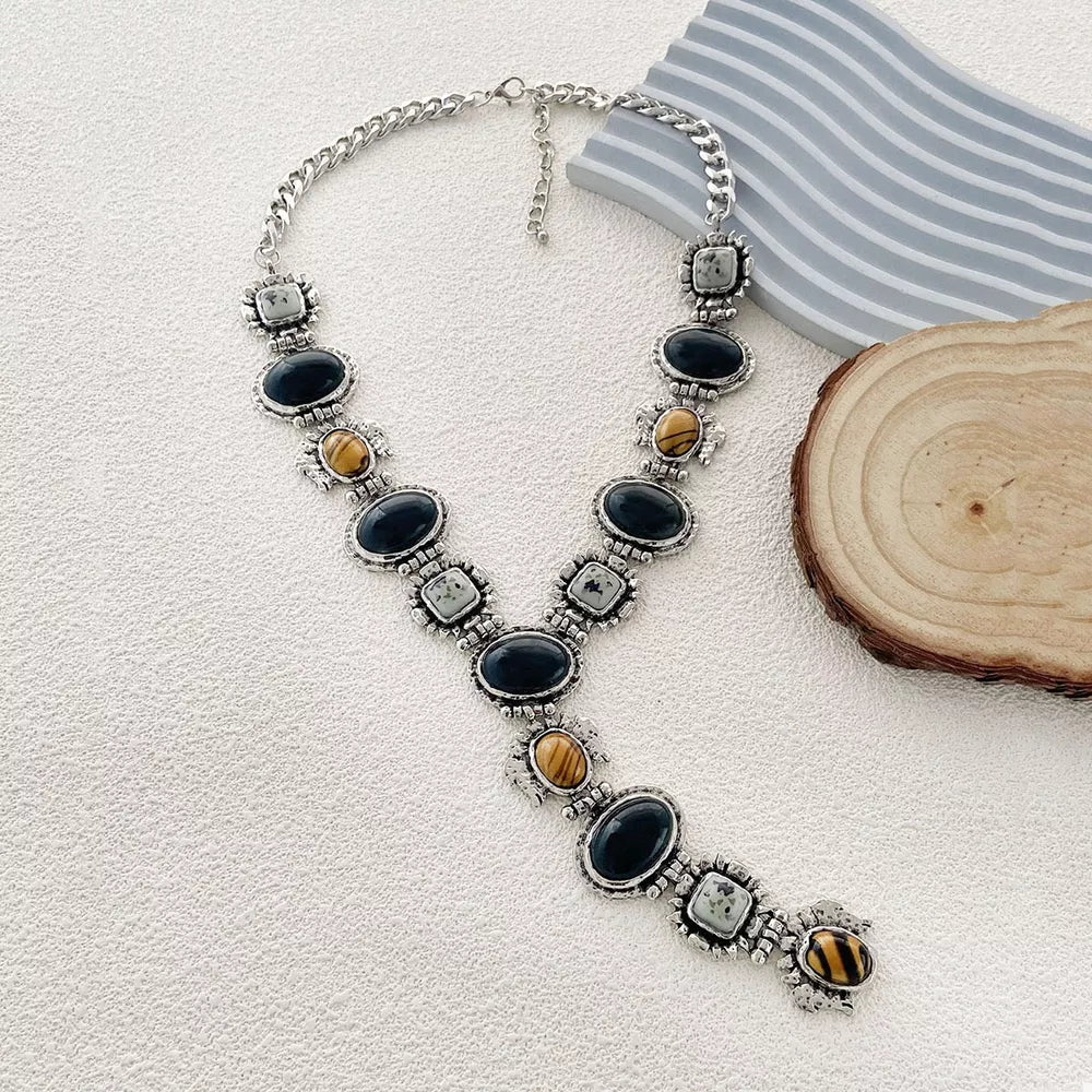 necklace in silver featuring adjustable length and straight fit