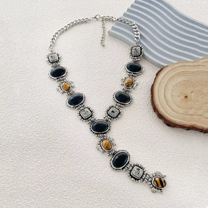 necklace in silver featuring adjustable length and straight fit