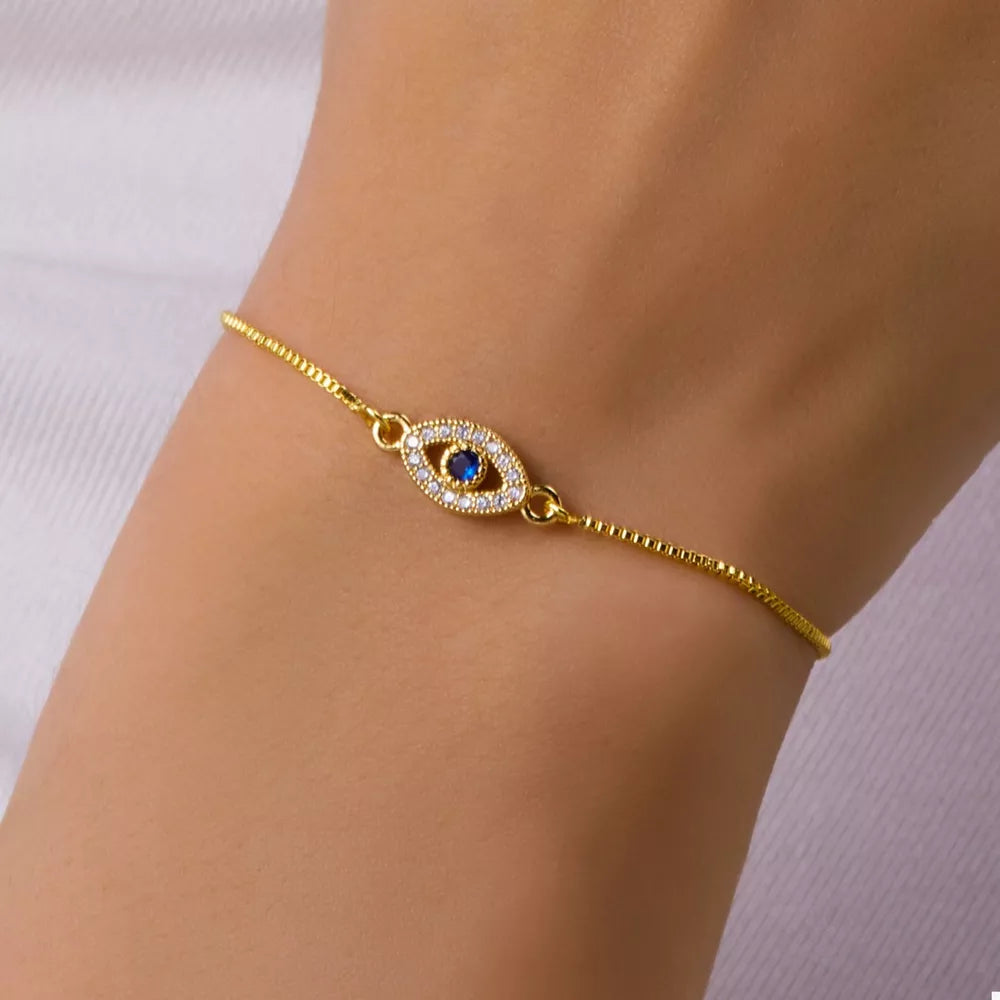 bracelet in gold featuring adjustable and regular fit