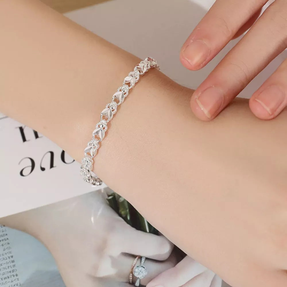 bracelet in silver featuring interlocking links and fitted fit