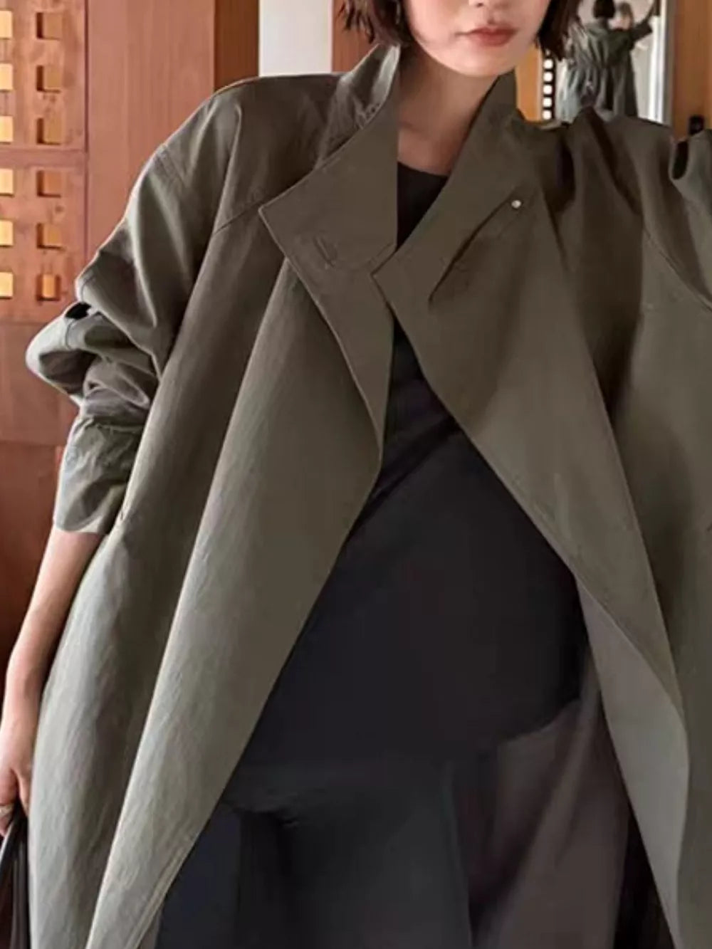 minimalist trench coat in Moss with collared