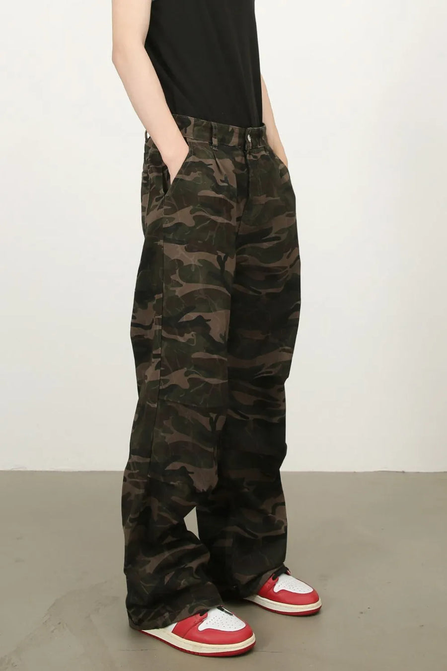 Camo wide-leg utility trousers in green camouflage with a relaxed fit.
