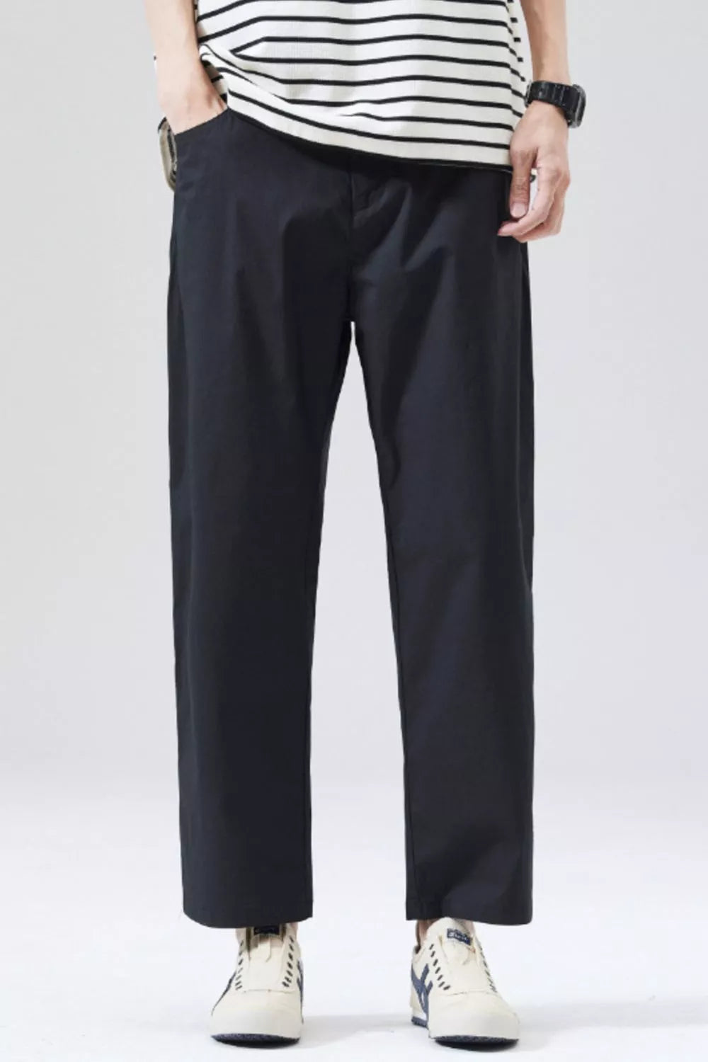 Black casual cropped pants with a loose fit and comfortable style.