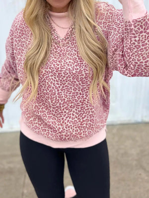 Relaxed fit dusty pink leopard print sweatshirt with crewneck and long sleeves.