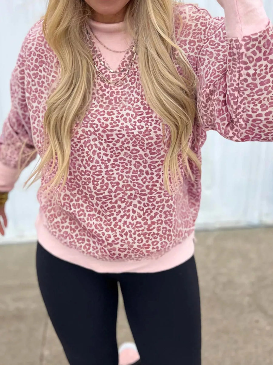 Relaxed fit dusty pink leopard print sweatshirt with crewneck and long sleeves.