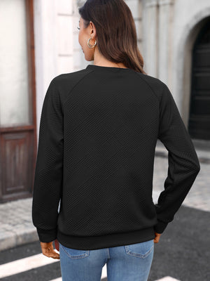 sweatshirt in cream with notched and long sleeve
