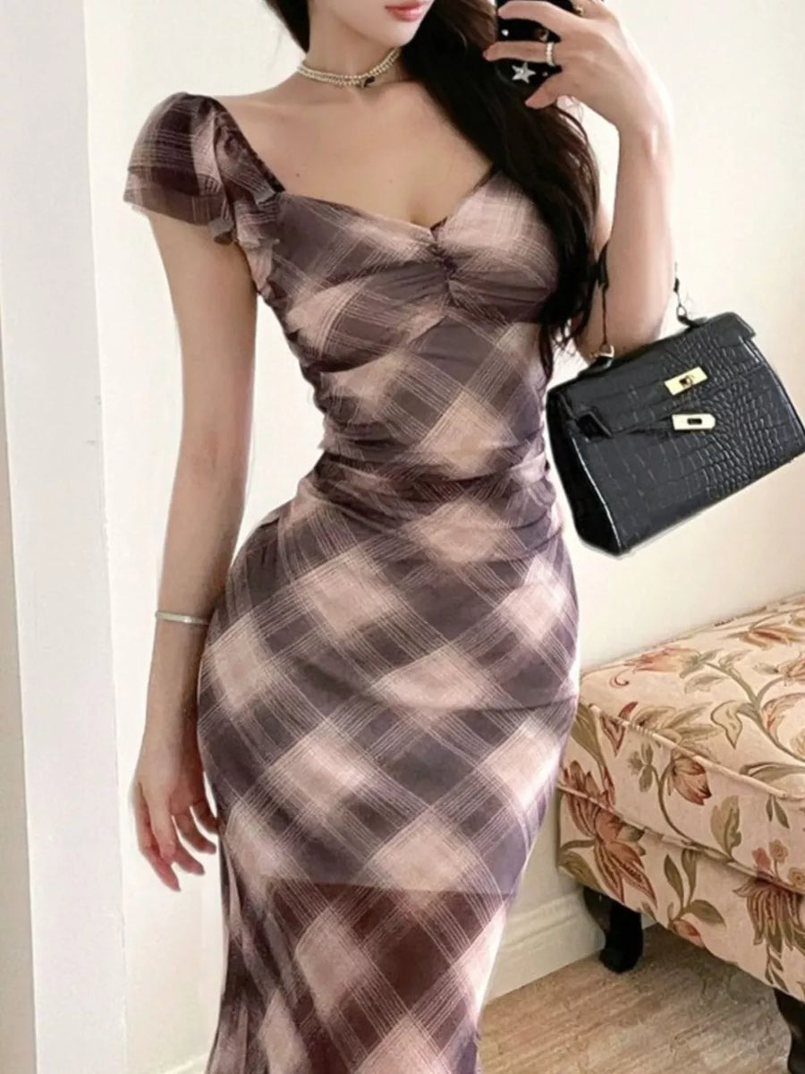 Brown plaid ruched bodycon maxi dress with sweetheart neckline and short sleeves.
