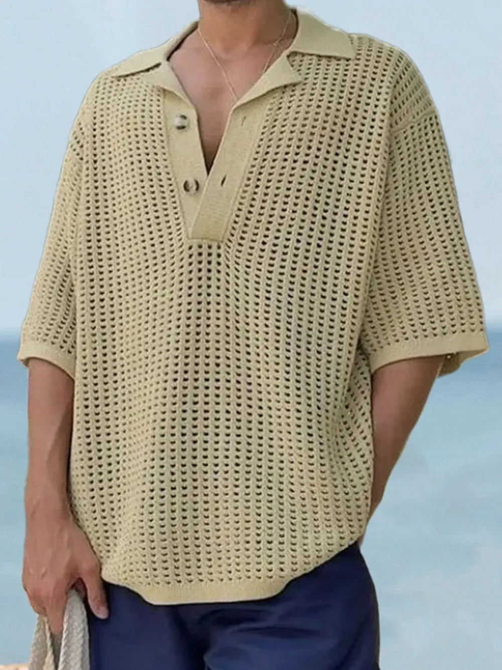 Open-knit polo shirt in Khaki with pointed collar and short sleeves.