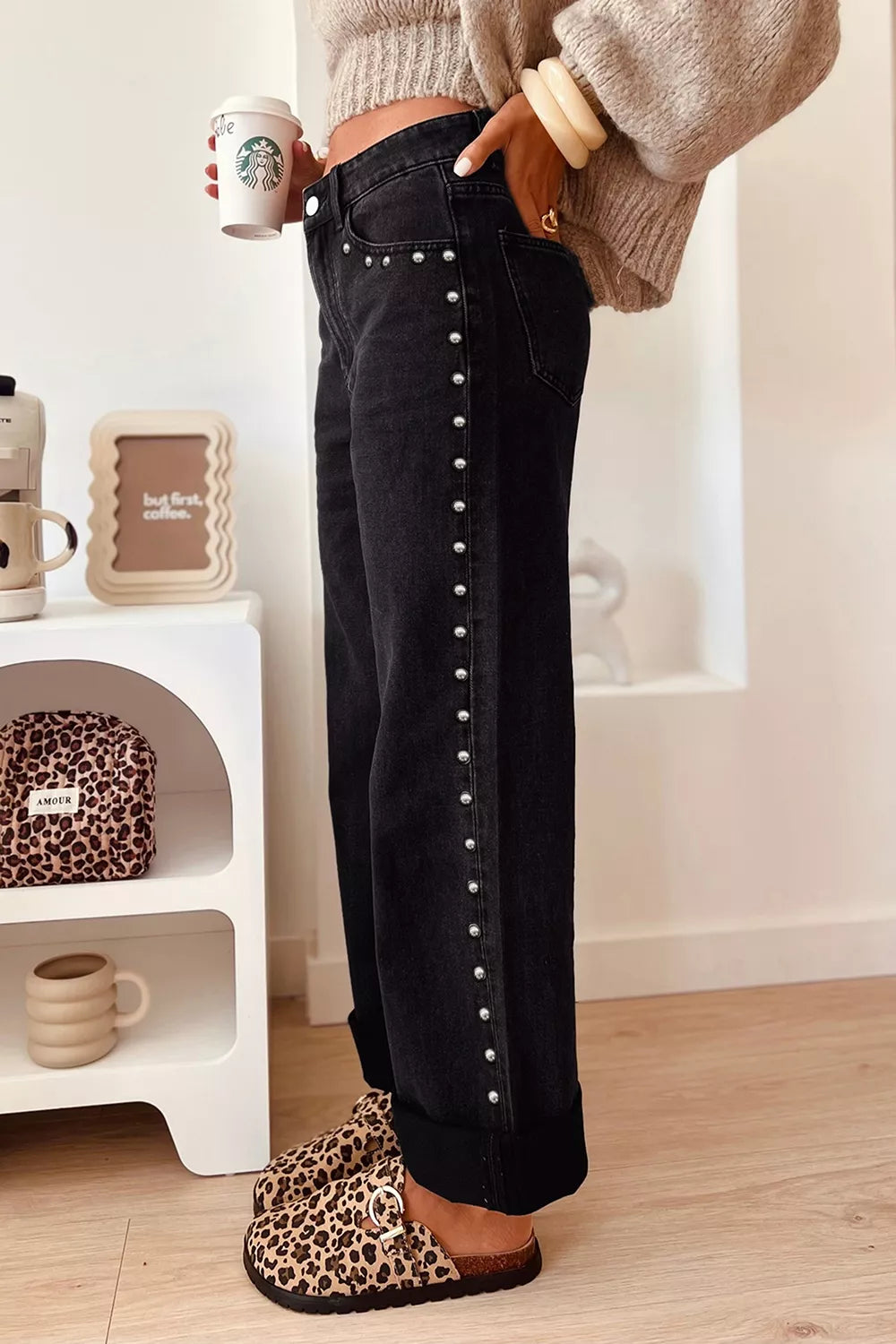 71% cotton, 27 straight jeans in Black with straight silhouette