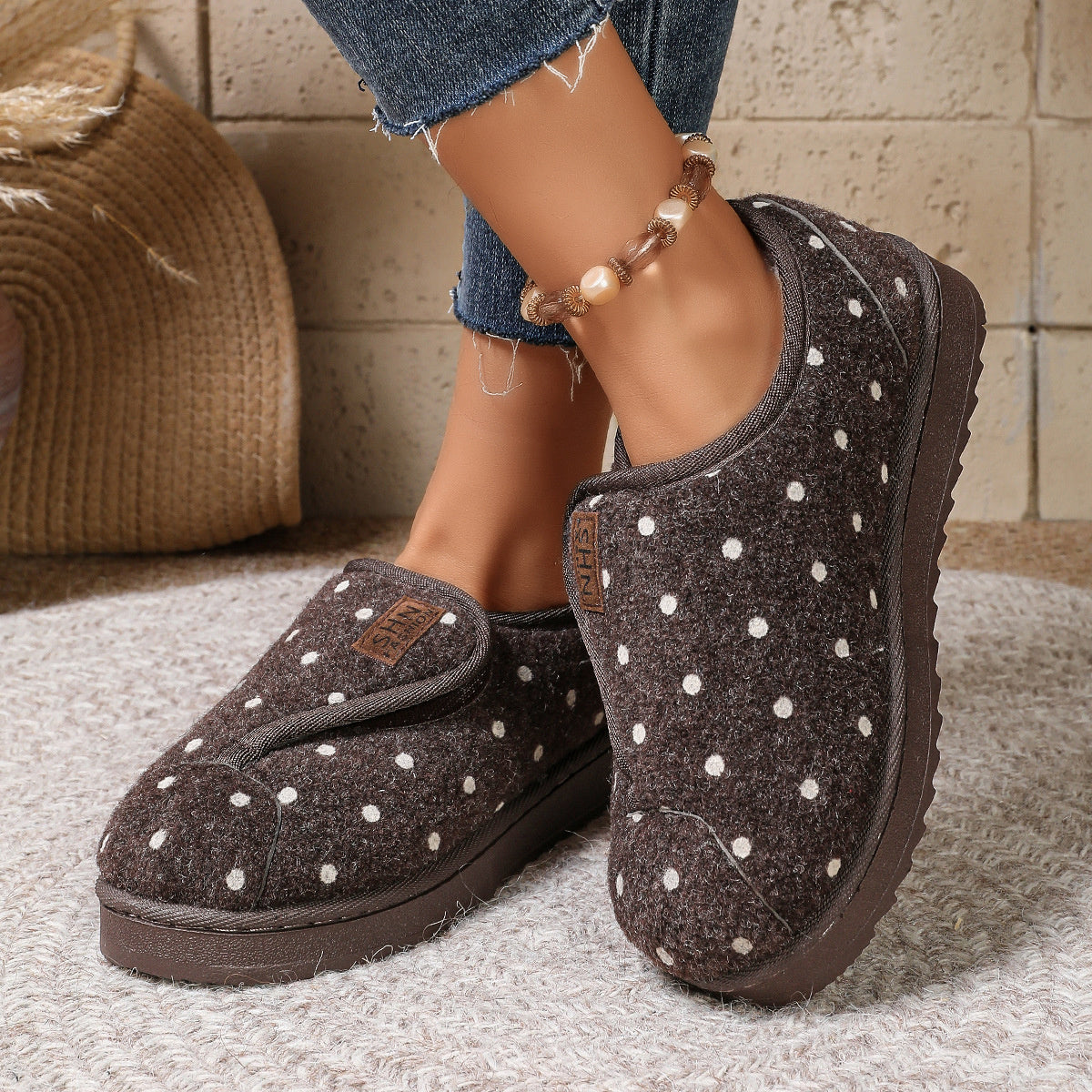 slippers in Beige with polka dot and round toe