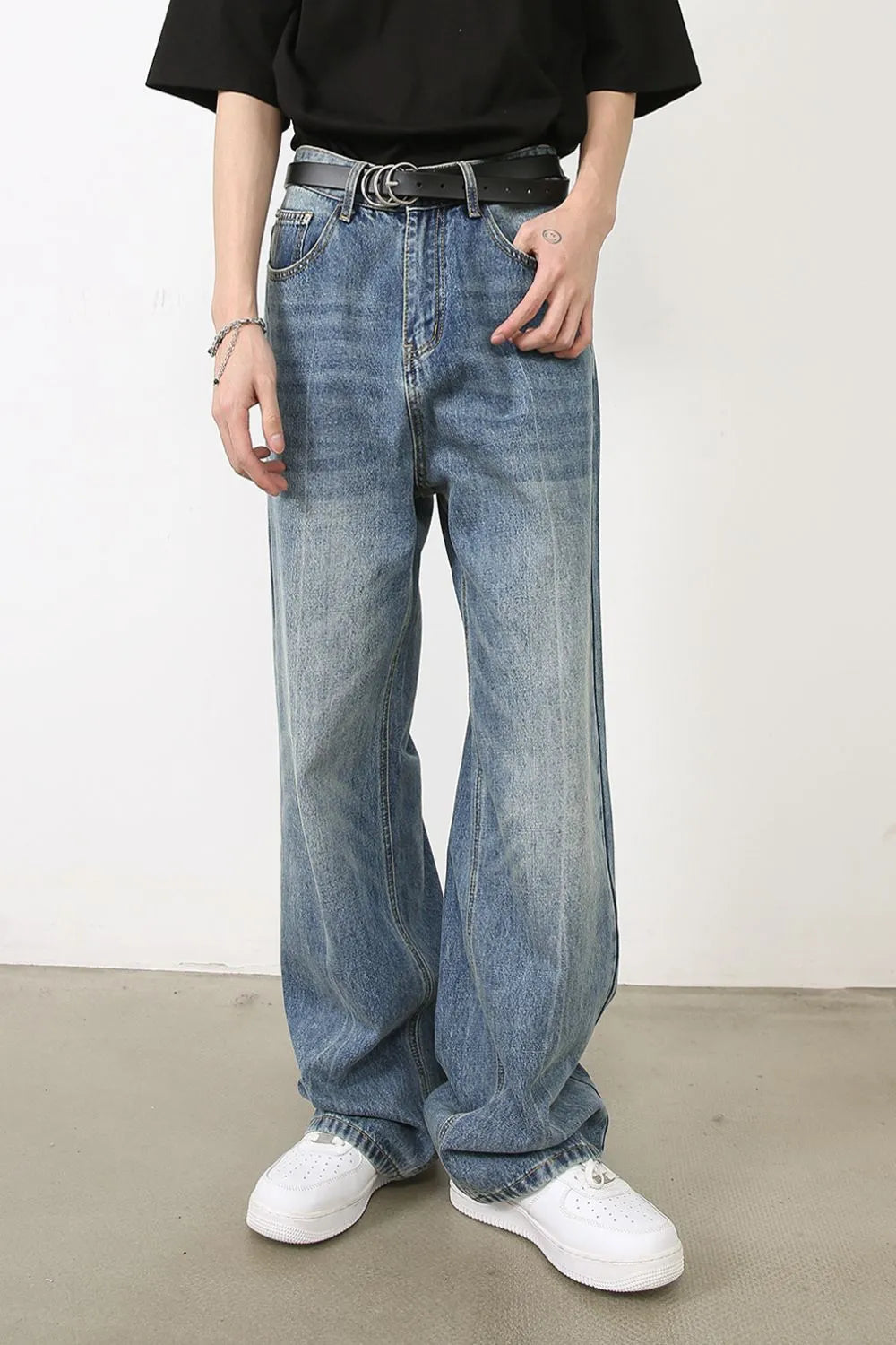 Wide-leg washed denim jeans in medium blue with a relaxed fit and subtle fading.
