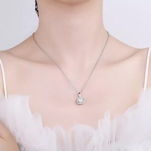 necklace in silver with moissanite stone and 15.7 inch chain