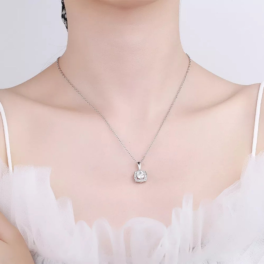 necklace in silver with moissanite stone and 15.7 inch chain