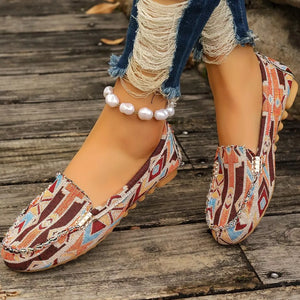 shoes in brown featuring round toe and regular fit
