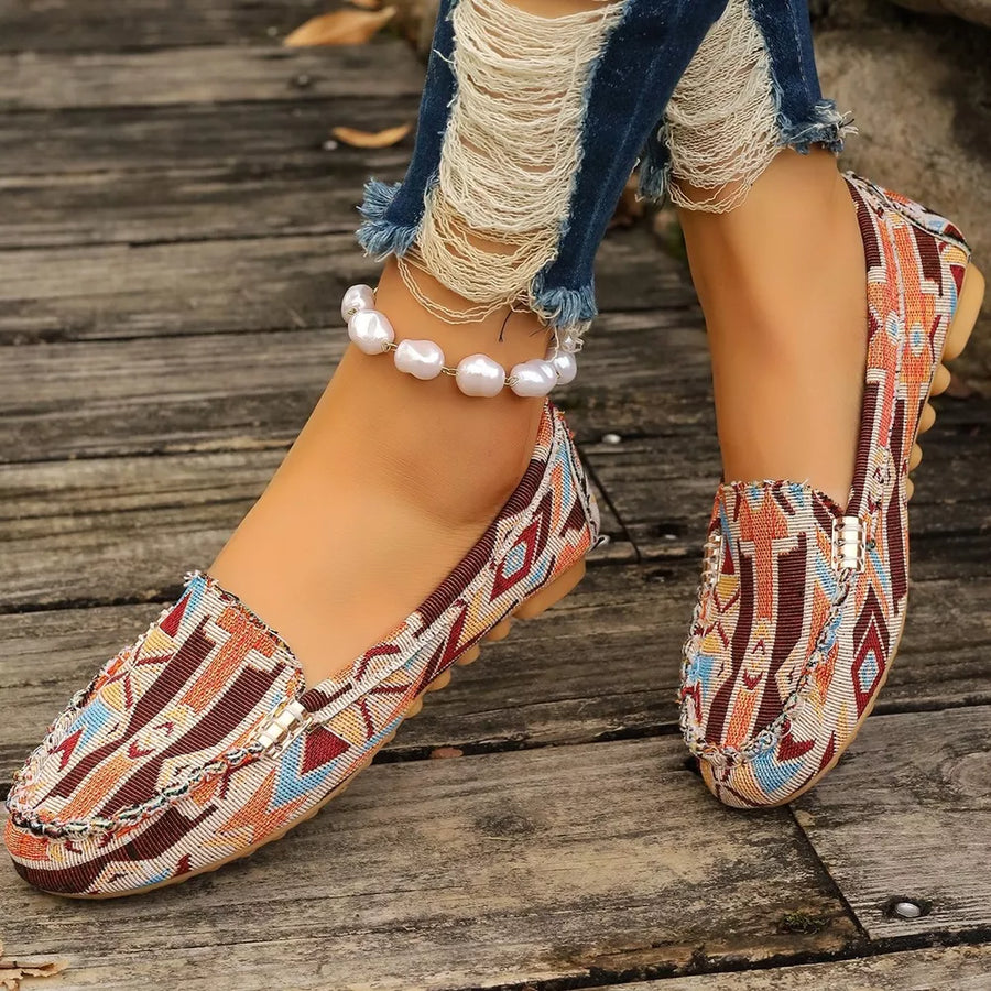 shoes in brown featuring round toe and regular fit
