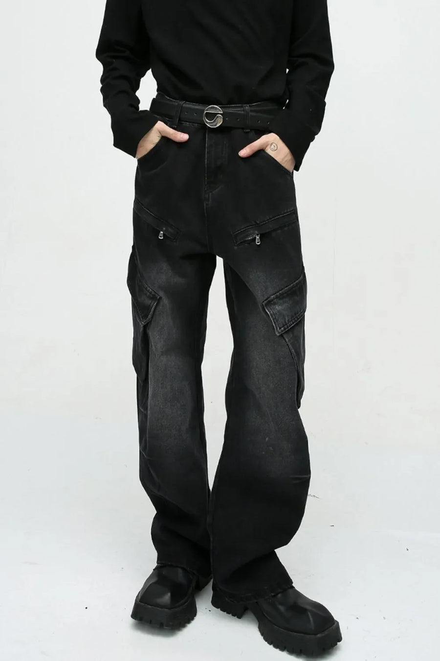 Baggy black denim cargo pants with zipper pockets and large side pockets.