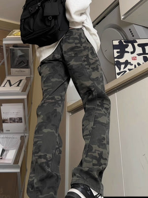 Camouflage cargo pants with pockets
