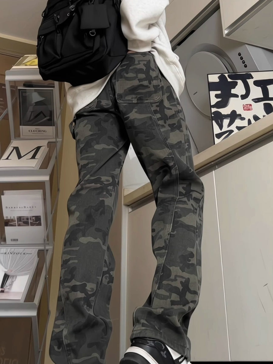 Camouflage cargo pants with pockets