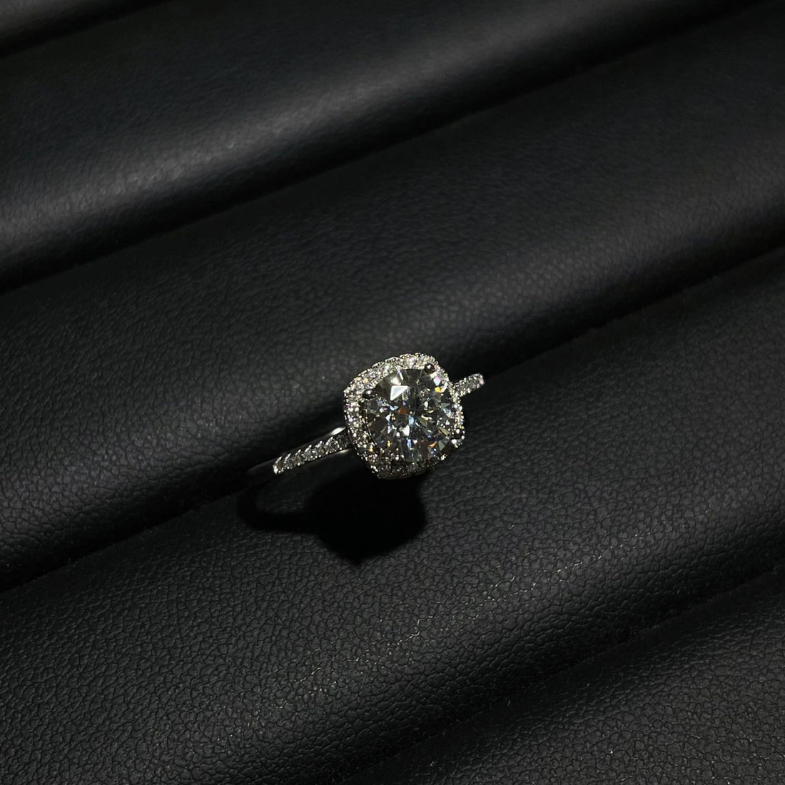 ring in silver featuring adjustable and classic fit