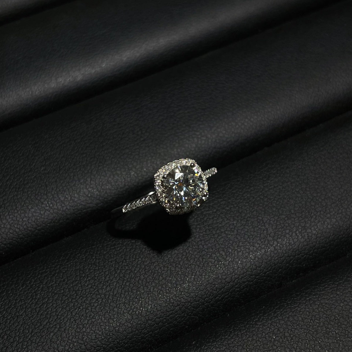 ring in silver featuring adjustable and classic fit