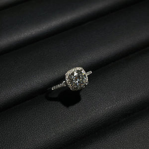ring in silver featuring adjustable and classic fit