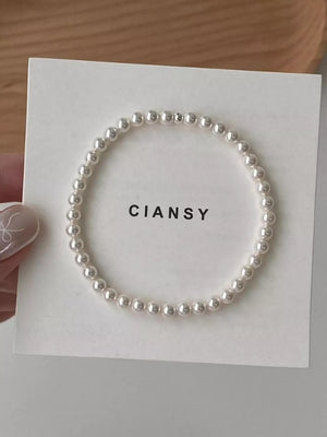 Lustrous pearl beaded bracelet with a chic, elegant design.