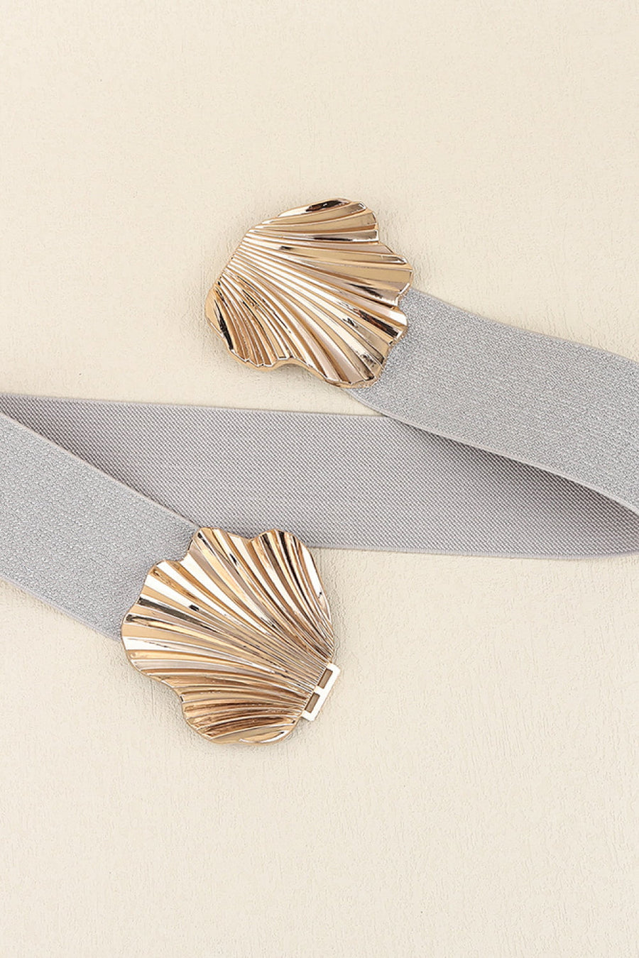 Silver elastic belt with gold seashell buckle detail