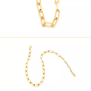minimalist necklace in Gold with crew neck