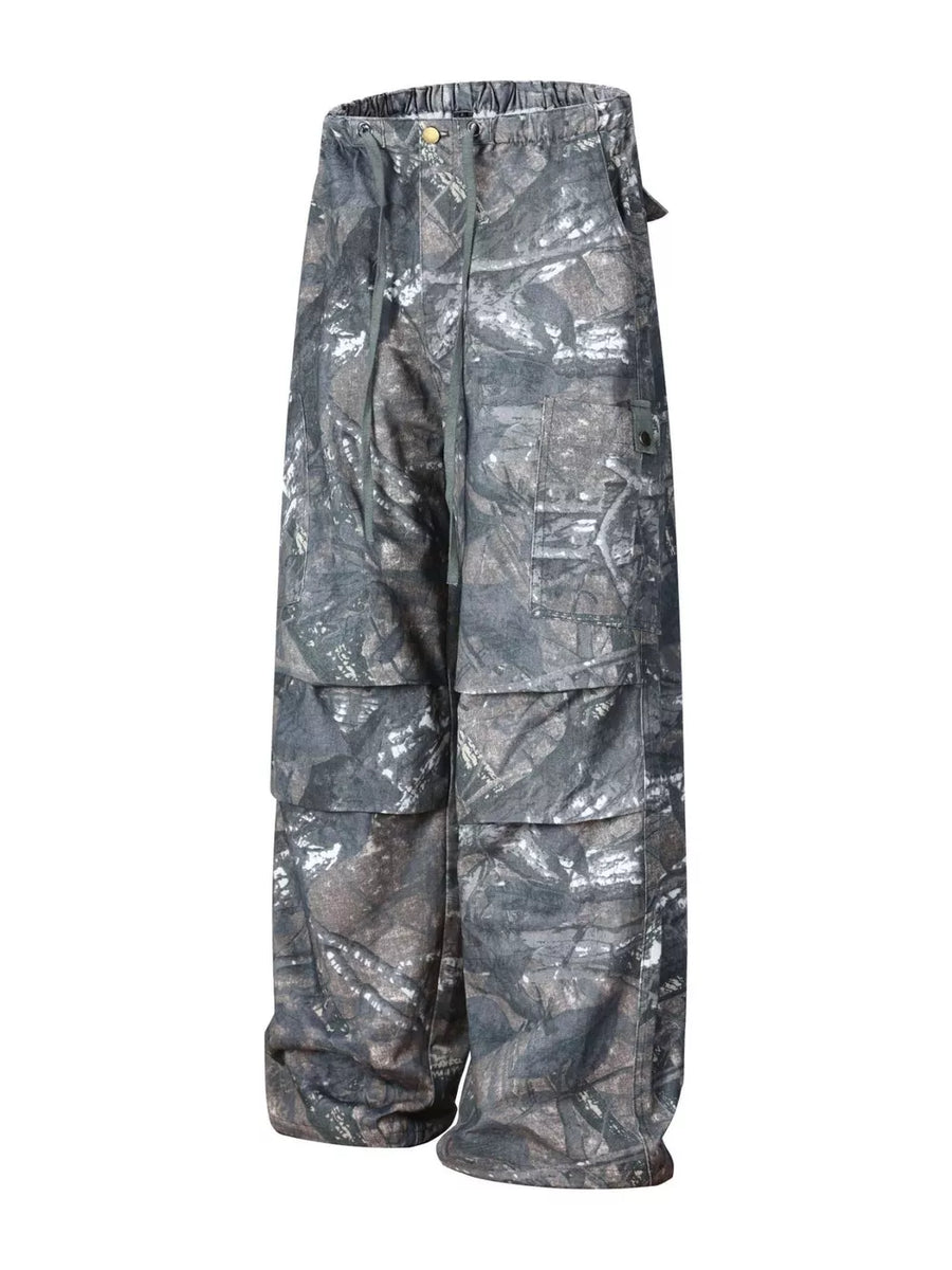 Men's camouflage cargo sweatpants with drawstring waist and multiple pockets.