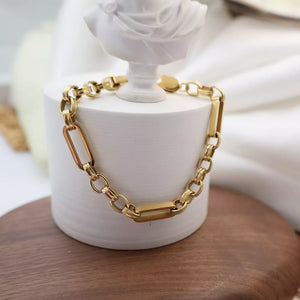 bracelet in gold featuring chunky and straight fit