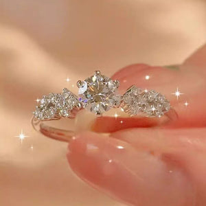 925 sterling silver,Moissanite Carat weight: 1ct Care instructions: Avoid wearin ring in Silver with fitted silhouette