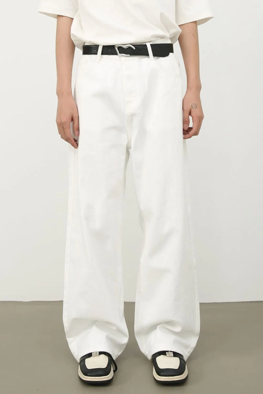 Sculpted wide leg ivory denim trousers with a casual, basic style.