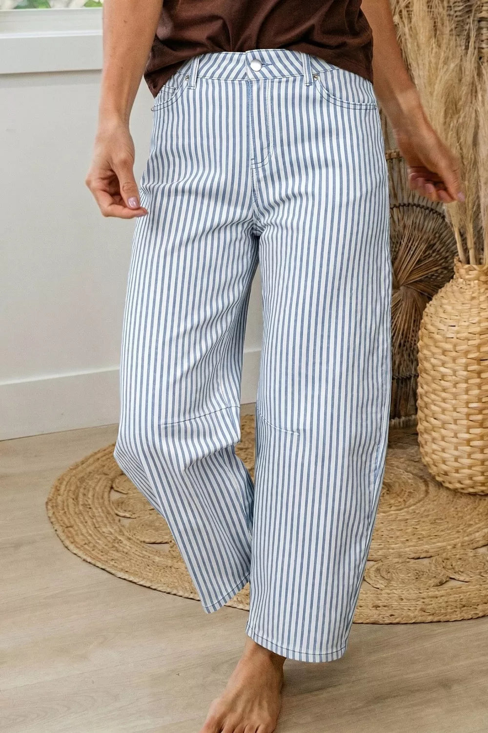Chic striped barrel jeans in blue and white denim with a relaxed fit.