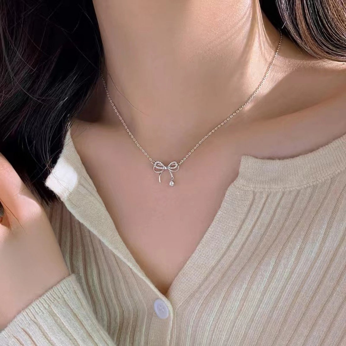 necklace in silver featuring bowknot pendant and straight fit
