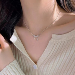 necklace in silver featuring bowknot pendant and straight fit