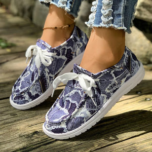 sneakers in Blue with abstract and round toe