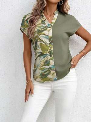 Chic V-neck color blocked shirt with short sleeves and a marble print detail.