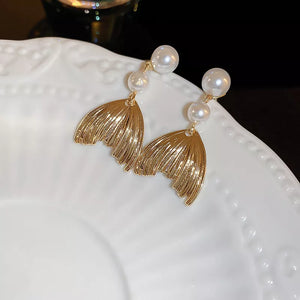 Freshwater Pearl,Synthetic Pearl,18K Gold-Plated,Alloy Care instructions: 1 earrings in Style C with regular silhouette