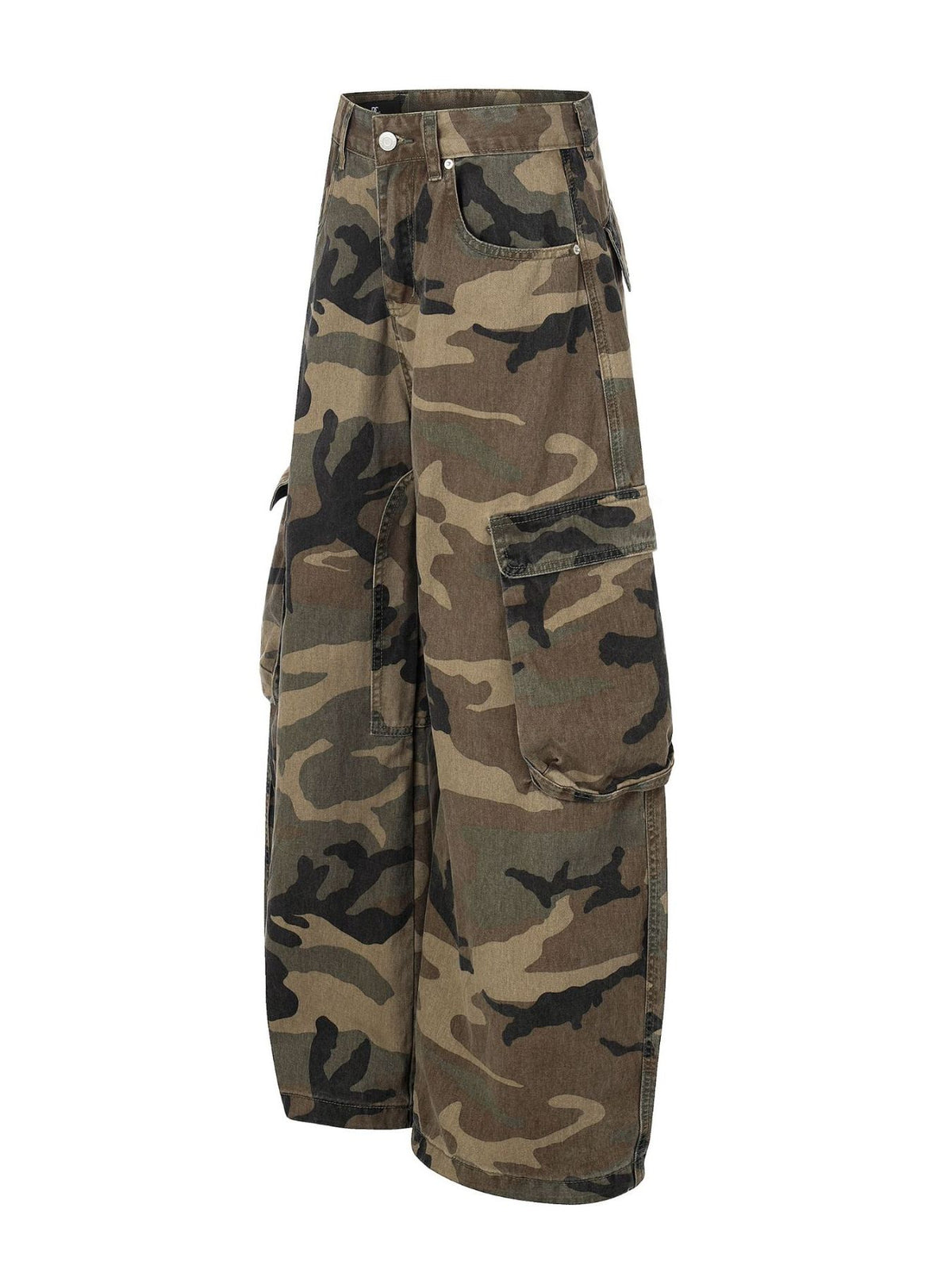 dark green cargo pants featuring pocketed and camo