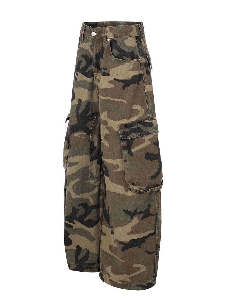 dark green cargo pants featuring pocketed and camo