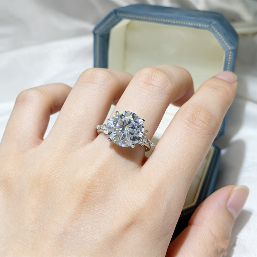 Platinum-Plated,925 sterling silver,Moissanite Carat weight: 8ct Care instructio ring in Silver with classic silhouette