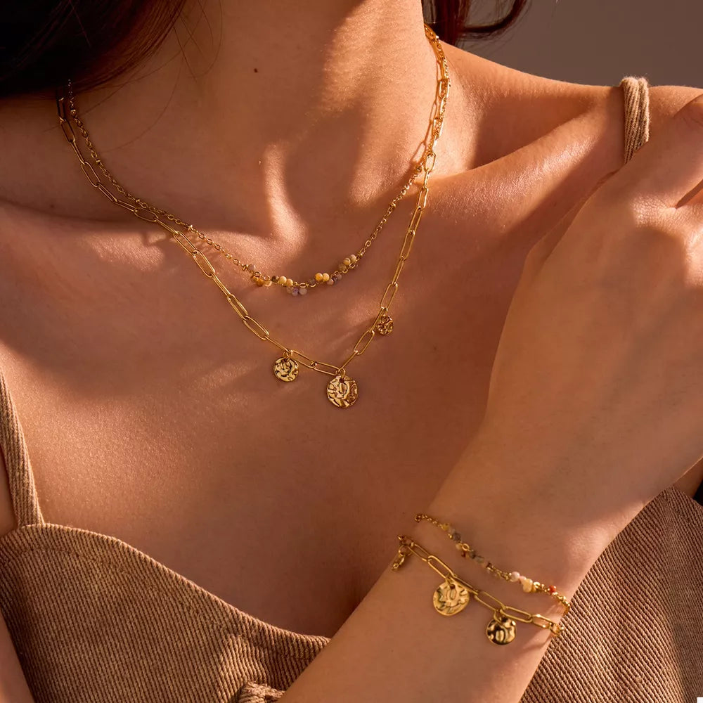 necklace in gold featuring double-layered and regular fit