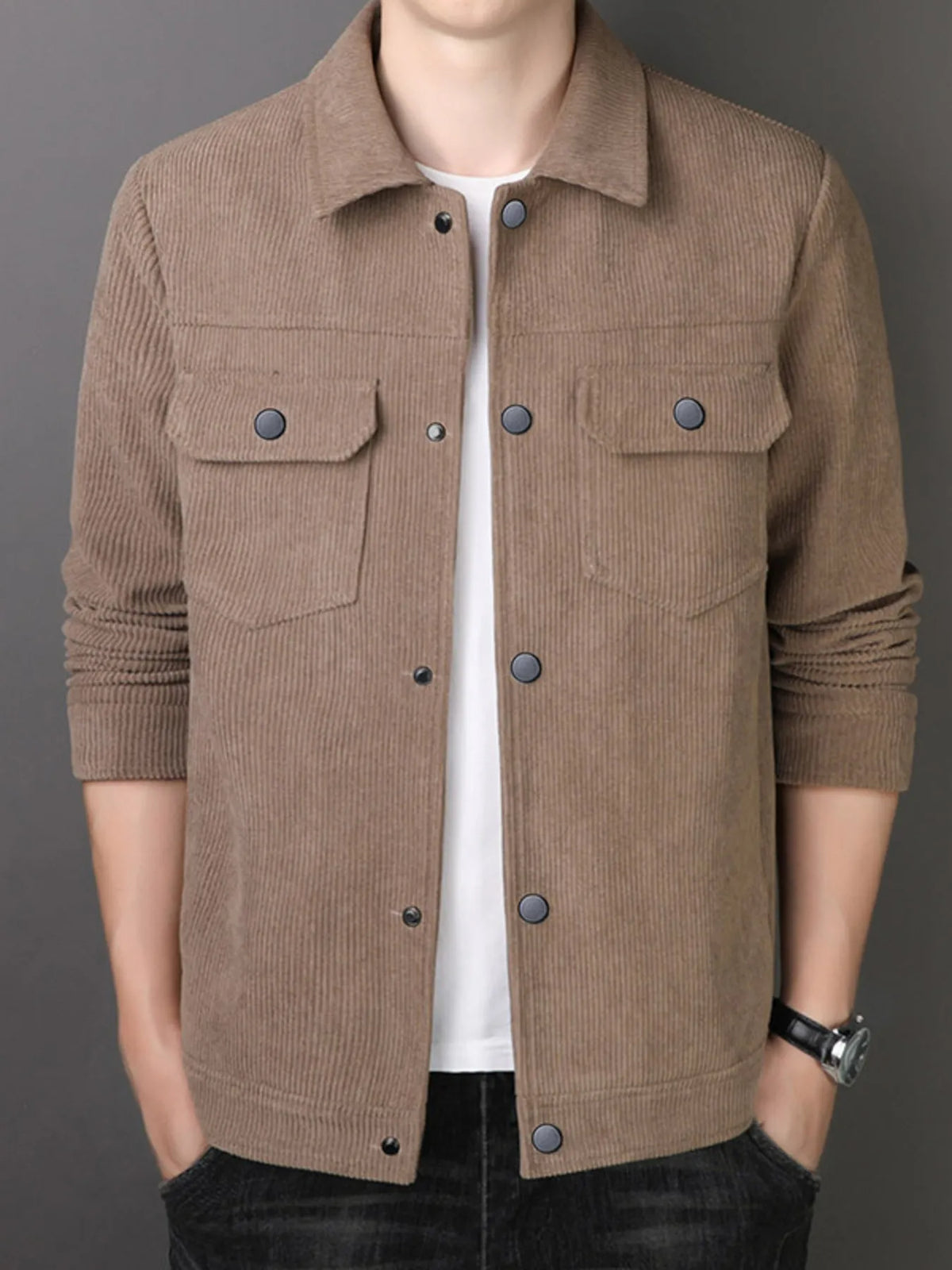 Casual corduroy button-down jacket in taupe with two chest pockets and button closure.