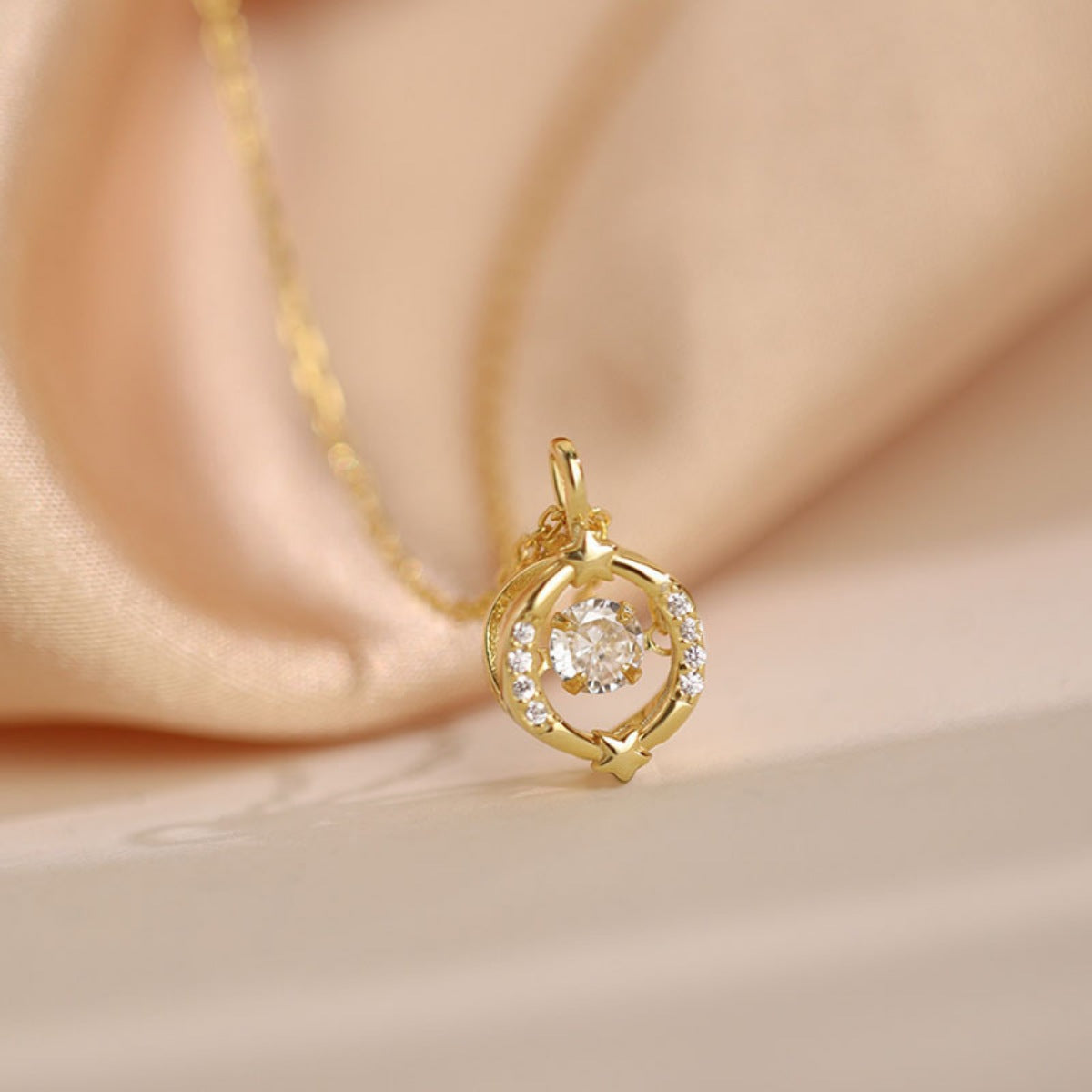 necklace in gold featuring 18K gold-plated and circular fit