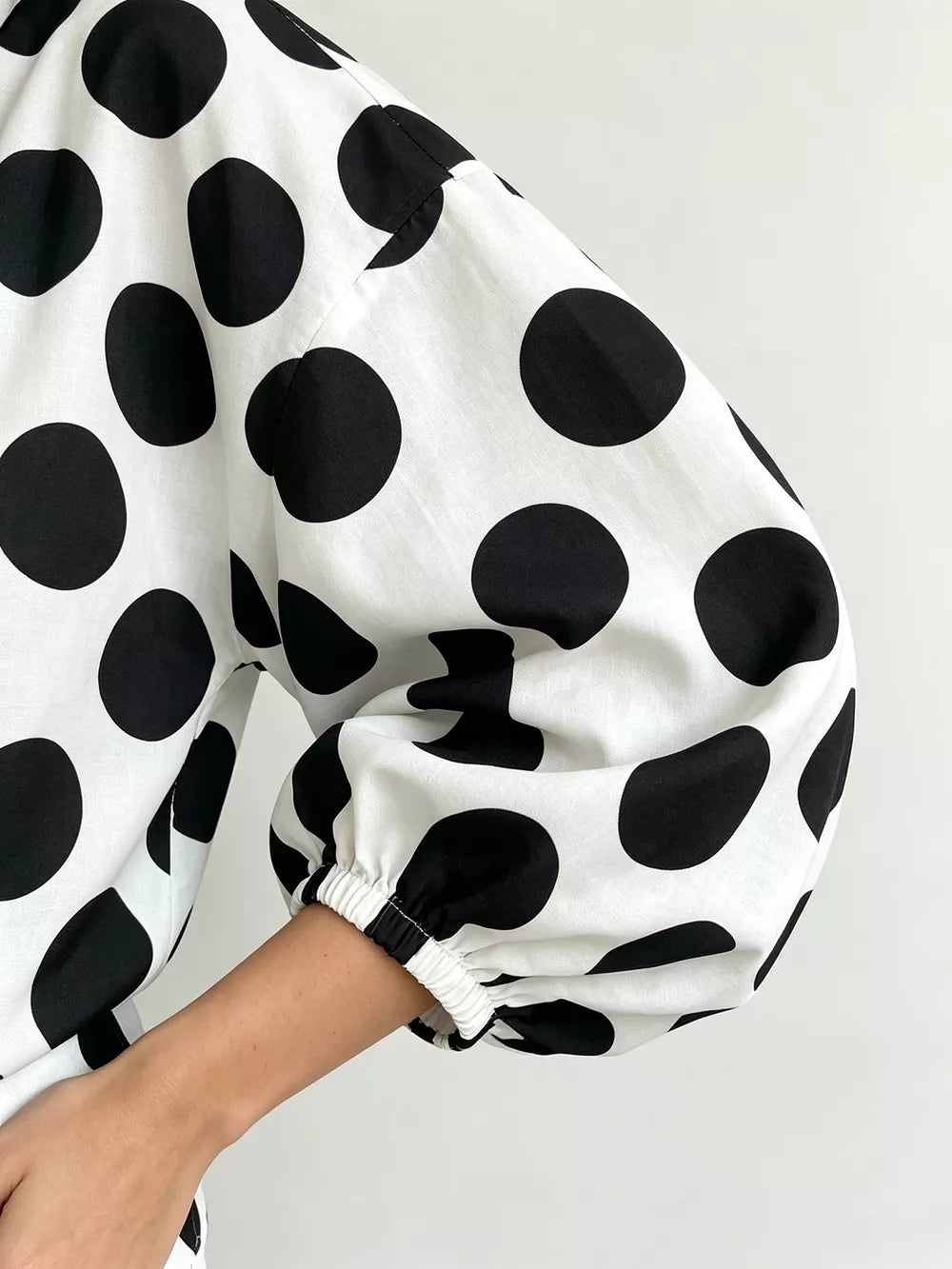 classic blouse in Black with collared