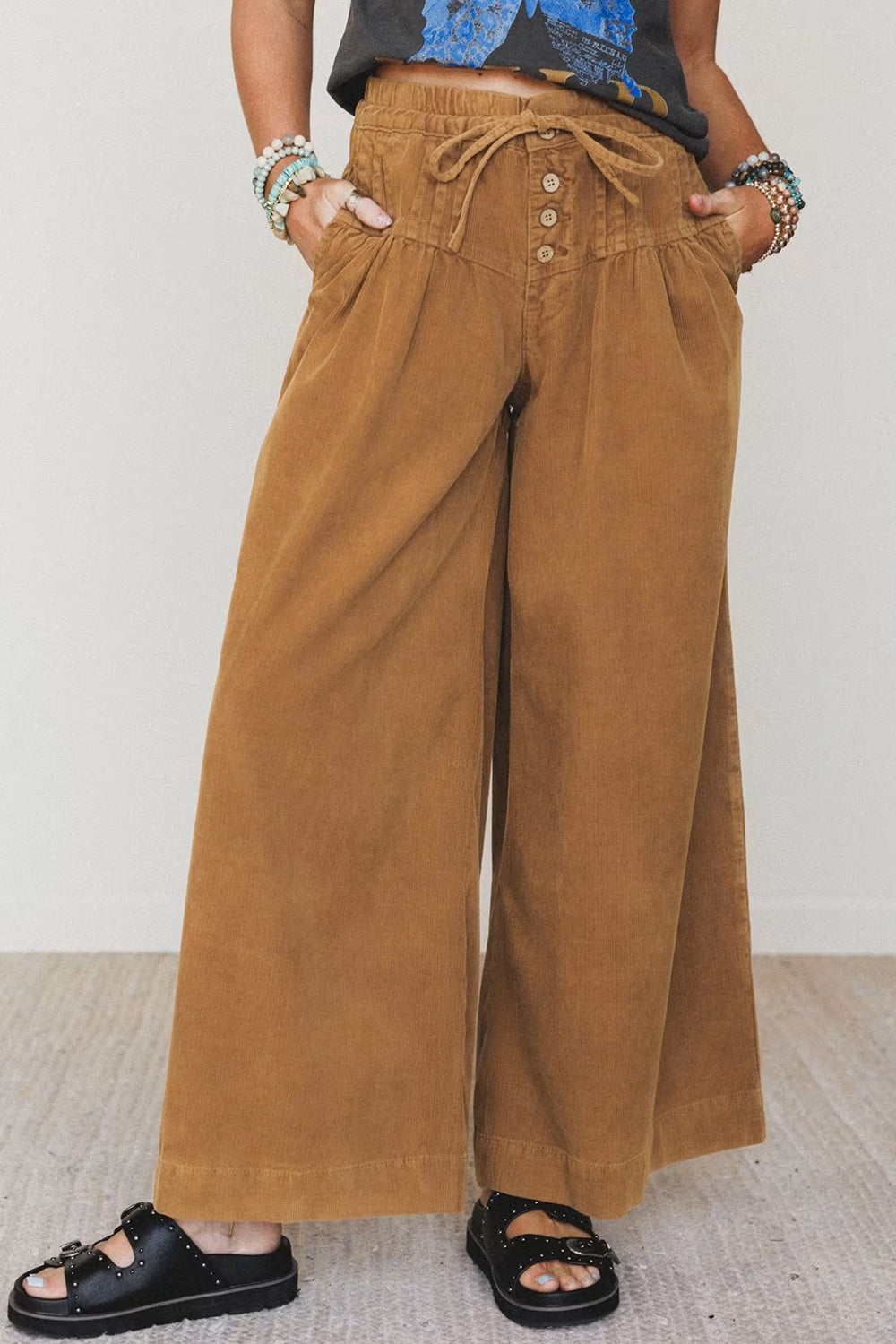 wide-leg pants in camel featuring elastic waist and loose fit