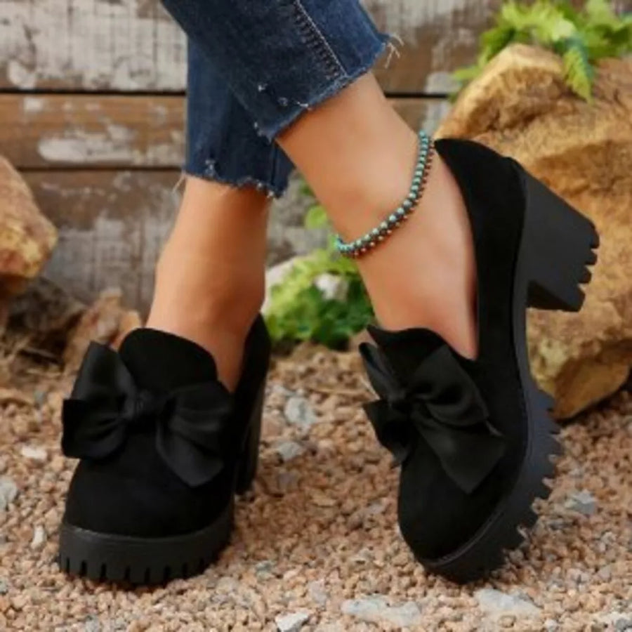 Black with Round Toe Block Heels Pumps