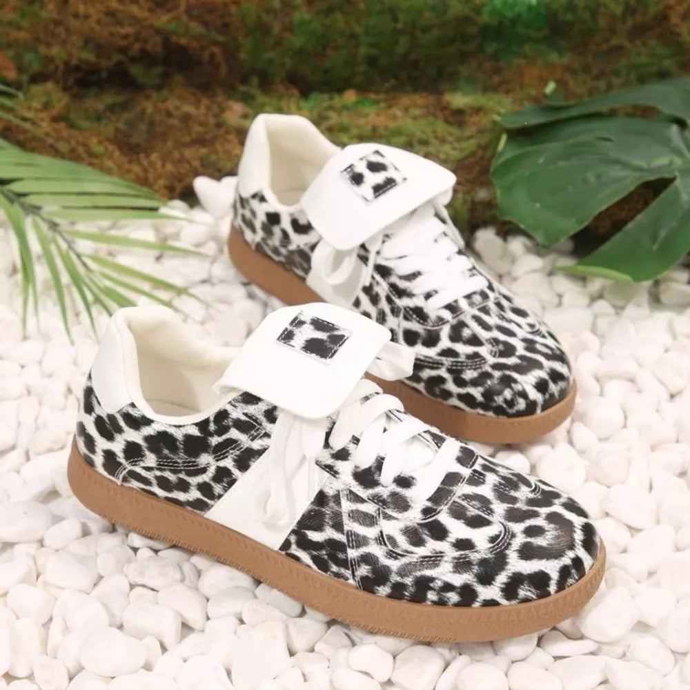 sneakers in Black with leopard-print and lace-up closure