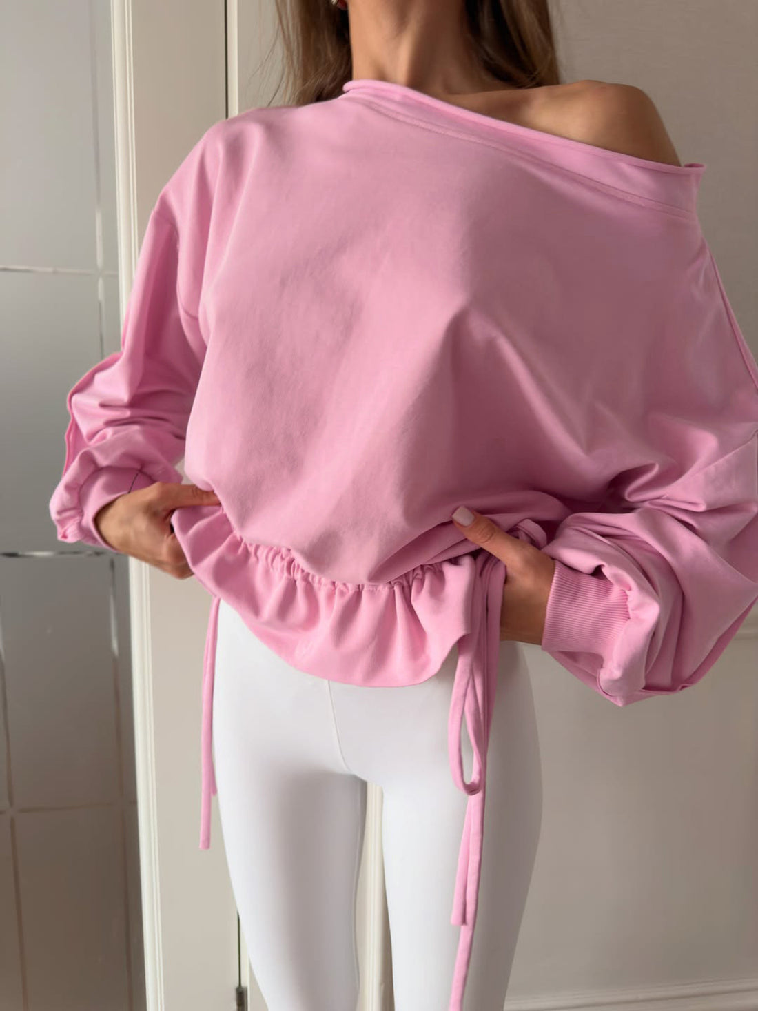 sweatshirt in pink featuring frill and relaxed fit