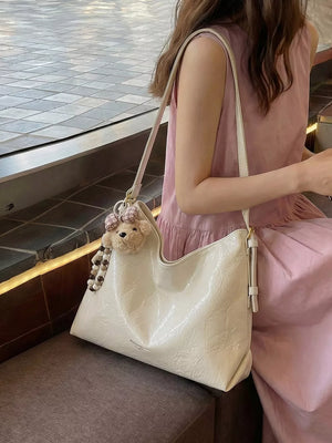 shoulder bag in ivory featuring shoulder strap and slouchy fit